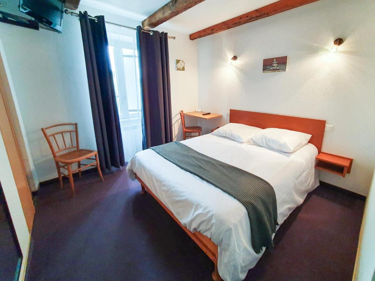 Hotel Les Tilleuls De Pareloup A Salles-Curan Bagian luar foto