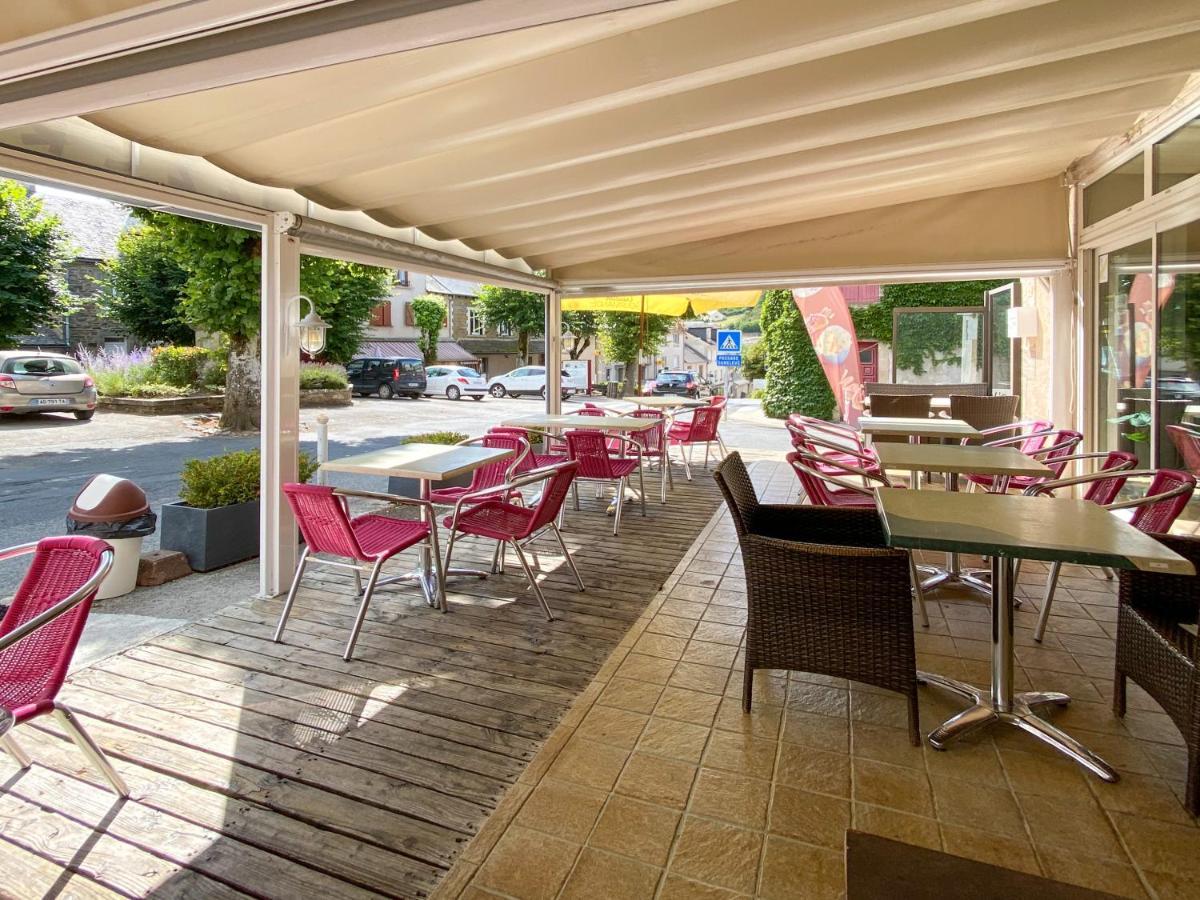 Hotel Les Tilleuls De Pareloup A Salles-Curan Bagian luar foto