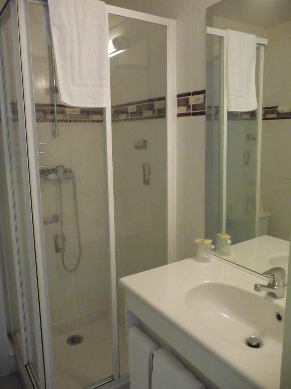 Hotel Les Tilleuls De Pareloup A Salles-Curan Ruang foto