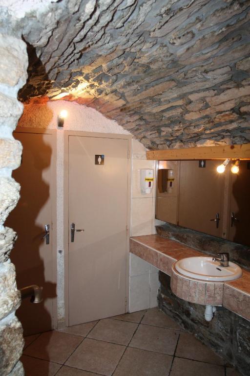 Hotel Les Tilleuls De Pareloup A Salles-Curan Bagian luar foto