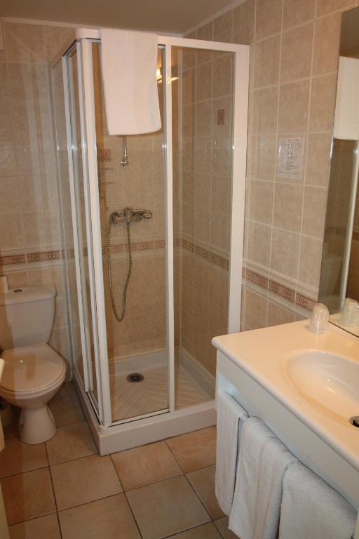 Hotel Les Tilleuls De Pareloup A Salles-Curan Bagian luar foto