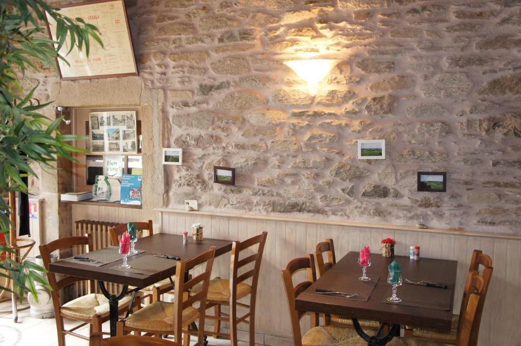 Hotel Les Tilleuls De Pareloup A Salles-Curan Bagian luar foto