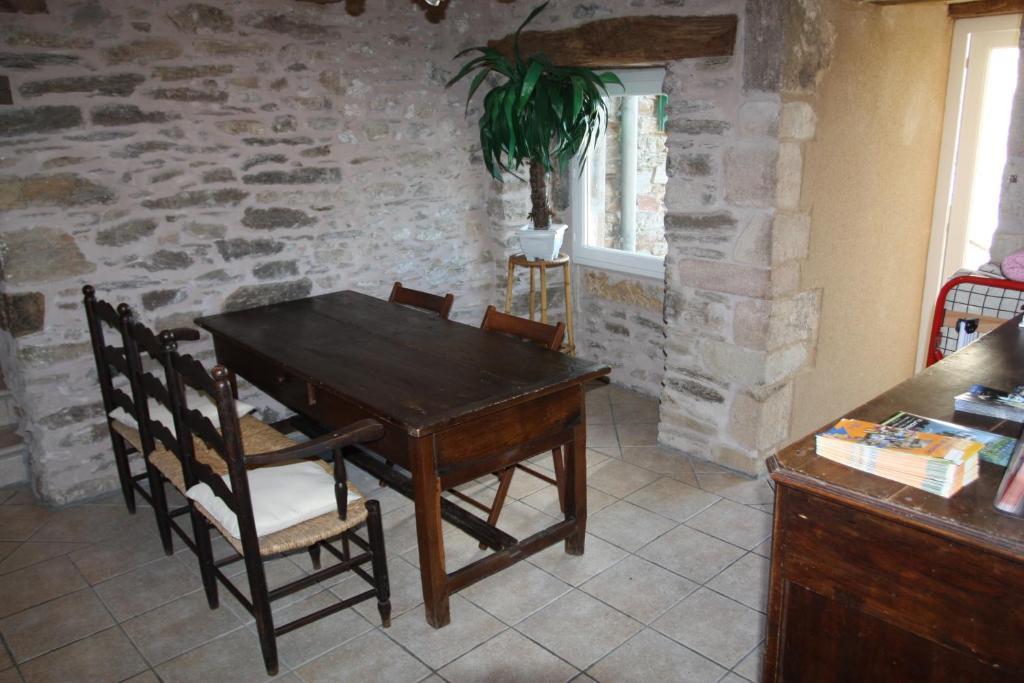 Hotel Les Tilleuls De Pareloup A Salles-Curan Bagian luar foto
