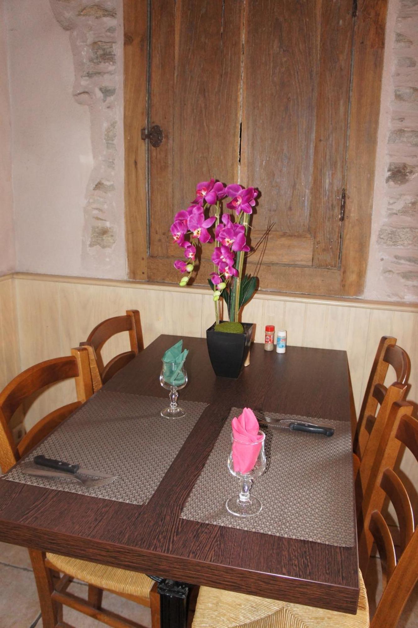 Hotel Les Tilleuls De Pareloup A Salles-Curan Bagian luar foto